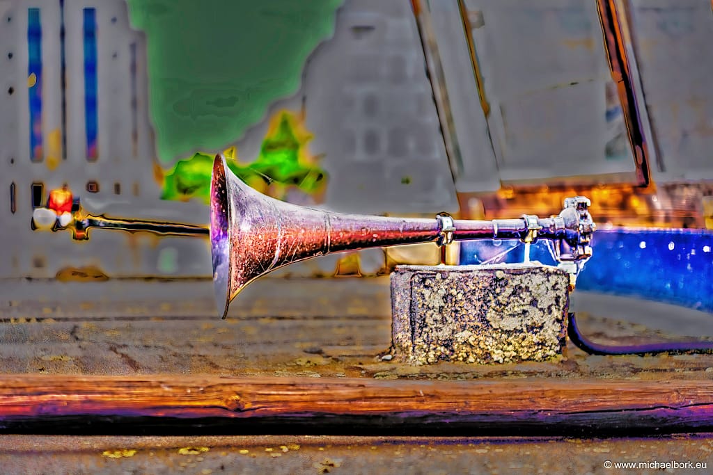 mbv-06522-canyouhearme-120x80